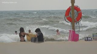 Lifeguard provides swimmers safety tips