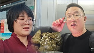 贵州大叔即将外出打工，看小8岁的媳妇做了啥好吃的，暖心