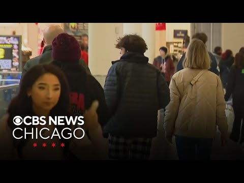 A surge of last-minute holiday shoppers hits suburban Chicago mall