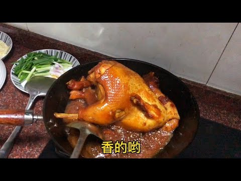 回家摘李子顺了一只大肥鸡，广式豉油鸡太赞了，皮脆肉韧香味十足