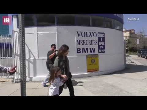 Jenna Dewan and her daughter Everly walk to the farmer's market