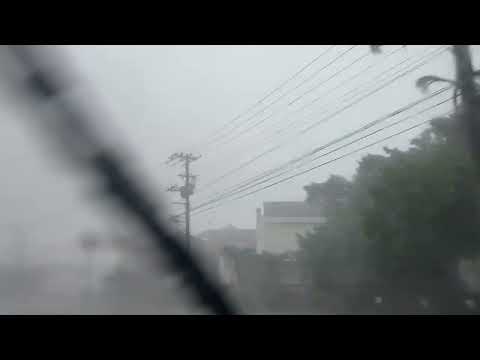 台風の影響で雨風が激しい石垣市内の様子（31日午後3時半ごろ、沖縄県石垣市新川）