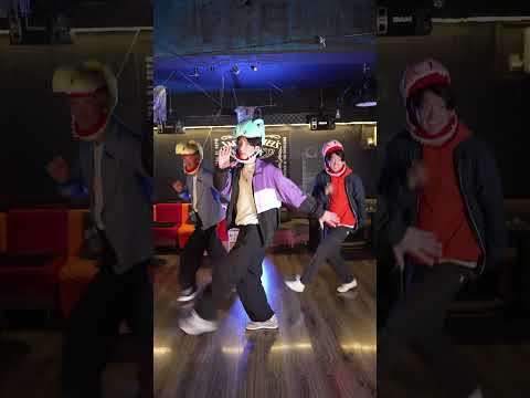 3匹の恐竜が踊る!! 仮装ダンス