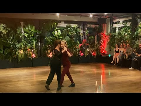 Silvina Valz and Angela Baciu dancing d‘Arienzo