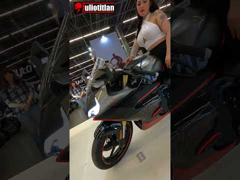 ERIKA HUERTA 450SR DE CFMOTO EN EXPOMOTO GUADALAJARA... JULIOTITLAN