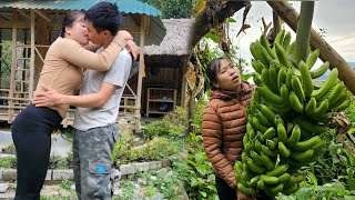 Kind man helps earn extra income - Linh picks green bananas to bring to the market | Linh's Life