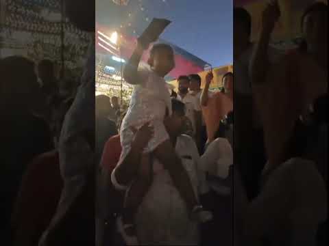 Mishy &Tishy enjoying kailash kher concert Tishy on papa shoulders