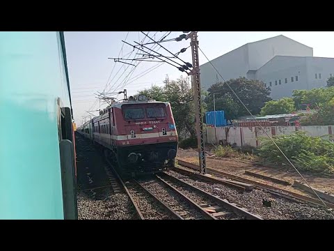 Udaipur City-Bandra Terminus SF Express Crossing With Valsad-Vadnagar Intercity Express At Makarpura