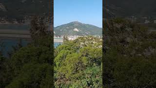 【馬祖旅遊】從大澳山戰爭和平紀念公園眺望壁山與北竿機場，它是馬祖列島難得的一方平地 #陸連島 #塘后道沙灘 #后澳村 #Mazu