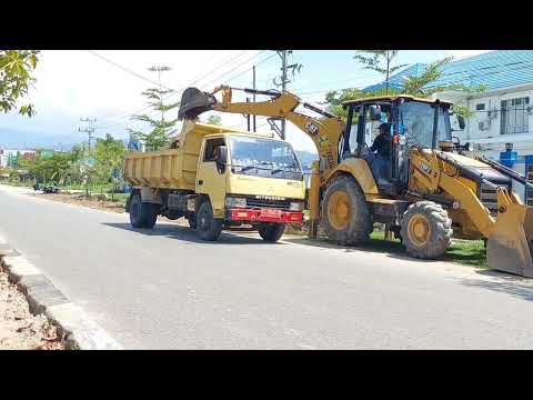 CATERPILLAR BACKHOE LOADER & DUMP TRUCK WORKING TOGETHER