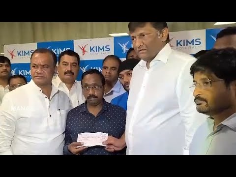 Allu Arjun Sandhya Theatre Issue | Mythri Movie Producer Donates 50 Lakhs To Revathi Husband