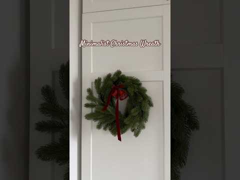 How cute is this simple and minimalist Christmas wreath