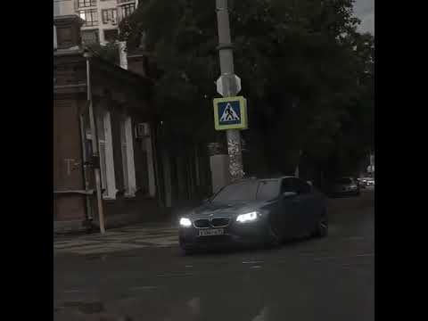 BMW круто едет по городу. #bmw