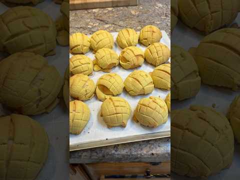 Pineapple buns #shorts #pinapple #chinesefood #chinesecuisine #baking #buns #bakingbread #asianfood