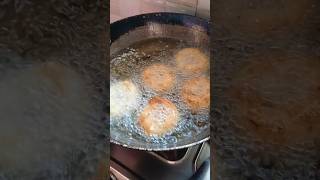 మా ఇంట్లో గారెలు వంట😋🍪#garelu #traditionalfood #food #vantalu #foodie #snacks #chicken #garelurecipe