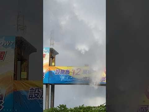 ものすごい水飛沫をあげる、台湾のウォータースライダー