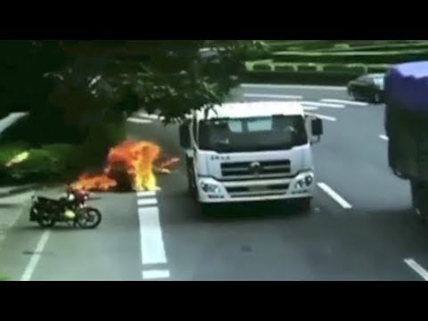 【衝撃映像】　海外自動車事故　衝撃クラッシュシリーズ　決定的瞬間　No 96