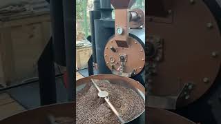 Torrando café especial do Brasil roasting the best coffee in the world from Brazil #cafe #cofee