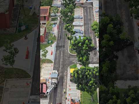 停车场翻新前 先用车罩把车保护好 Before renovating the parking lot, protect the car with a car cover