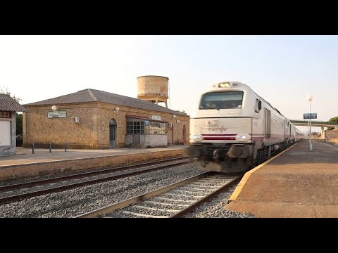 Último Talgo por Aldea del Cano (Cáceres). 14/07/2022