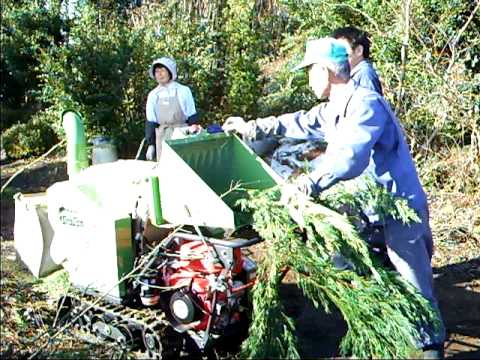 カルイ粉砕機　KDC-140B 横浜市の植木生産者の畑で粉砕実演