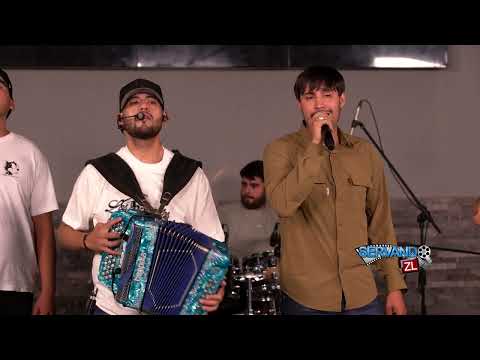 Los De La B Ft. La Crteza - Que Me Esta Sucediendo (En Vivo 2024)