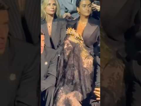 Miren como llego Madonna al desfile de Paris #humor