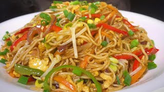 The chef of the hotel teaches you the correct way to stir-fry noodles, it doesn't stick to the pan