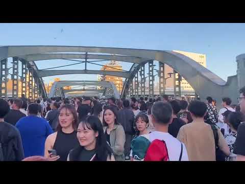 东京隅田川花火大会开始半小时前会场周边的风景