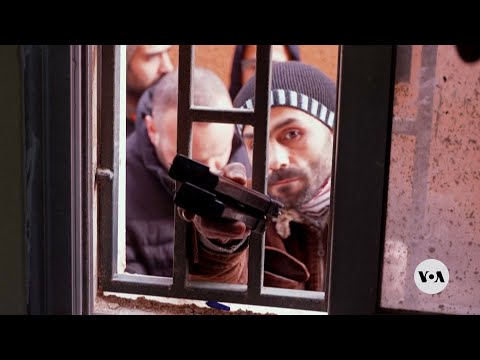 Former Syrian soldiers hand in weapons under transitional government call | VOA News