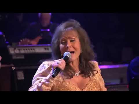 Loretta Lynn and Trace Adkins - Lead me on ( live at the Grand Ole Opry )