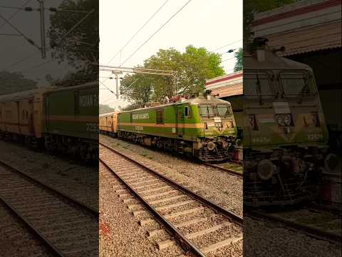 Balamau To Shahjahanpur Arrived Passanger Train | Wag9 Crossing#uniquetrainengines#indianrailways