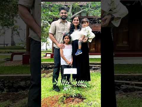 tovino thomas with family 👨‍👩‍👧‍👦🤩#mollywood #malayalam #tovinothomas #actors #family  #shorts