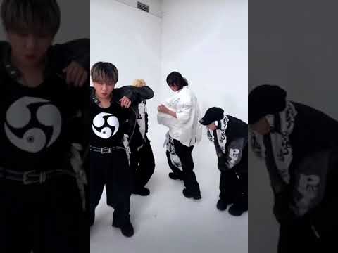 Stray Kids WALKIN ON WATER challenge - Changbin, Felix, Hyunjin and Bangchan