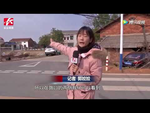 男子驾车为避让路边电动车，致小车失控径直冲进民宅厨房