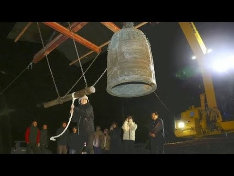 がれきから掘り出した鐘、ショベルカーでつるして除夜の鐘…石川・珠洲の翠雲寺から被災地に