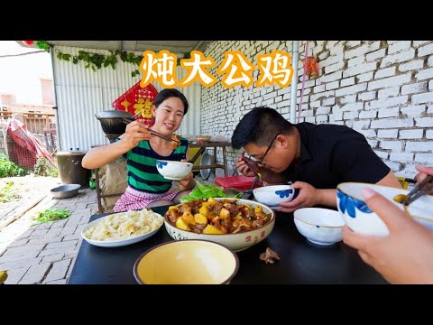 炖大盘鸡还得用大公鸡，肉吃着真香，再配点面，吃得太过瘾了