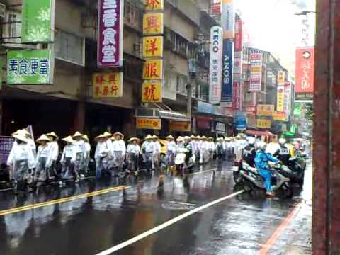 人民作主運動在北台灣，道窄、車雜、風雨