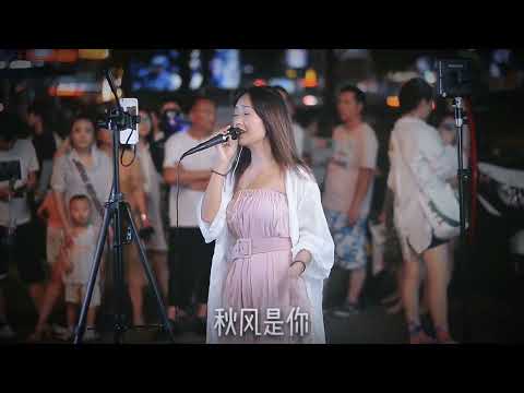 美女街头一曲《往后余生》，引来一片片路人，甜美的声音就是好听