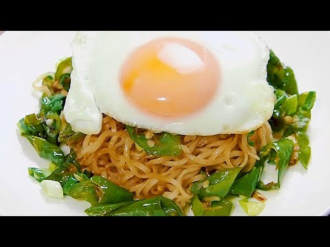 Stir-fried Instant Noodles with Green Chili