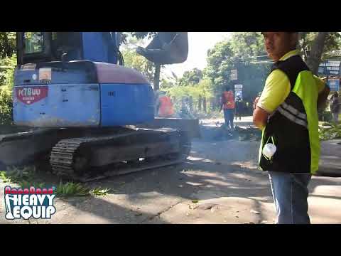 komatsu pc78 helping chainsawman to cutting down a tree