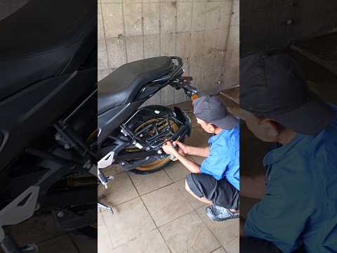 Fzs v4 chain clean nd lube maintainance #ytshorts #fzsv4 #yamahafz #shorts #bikeservicing #fzsv3bs6