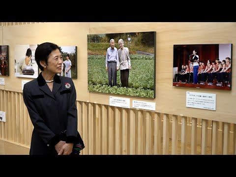 久子さま　報道写真展を鑑賞