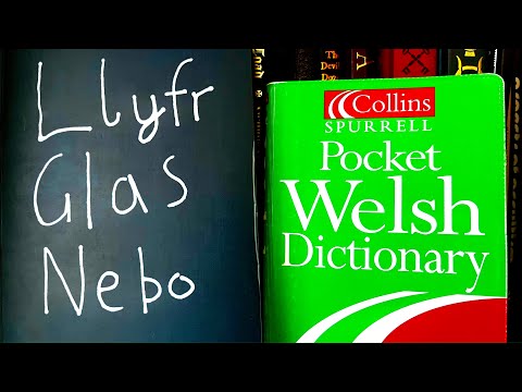 Llyfr Glas Nebo: Fy Nhrydydd Llyfr Cymraeg