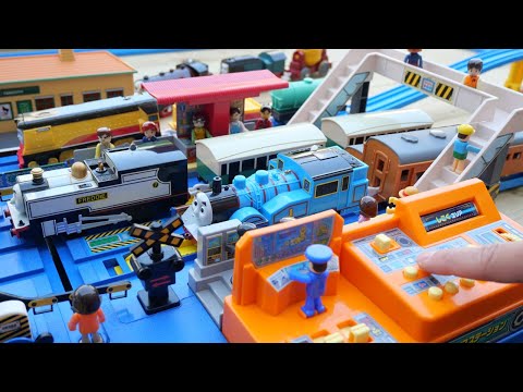 Thomas the Tank Engine & JR Shinkansen ☆ Lively station & Tomica cars running under the big bridge