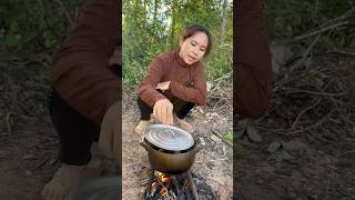 Survival Skills: SMART idea and USEFUL in forest #camping #bushcraft #outdoors #survival🤪😂🫢V21🥣