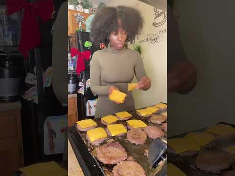 Feeding Clem’s Kiddos  Part1 600 cheeseburgers #feedingtgehomeless #feedingkids  #cheeseburgers