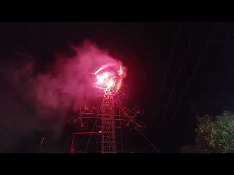 Quema de un Castillo de fuegos pirotécnicos enfrente de la iglesia de Cristo Rey