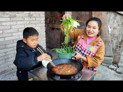 红汤肥肠火锅，配上自家做的酸汤豆腐，冬天这样吃火锅真香【梅子美食】