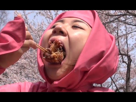 [中国娘の爆食旅]一匹丸ごと入ってるタコ焼きを食べる